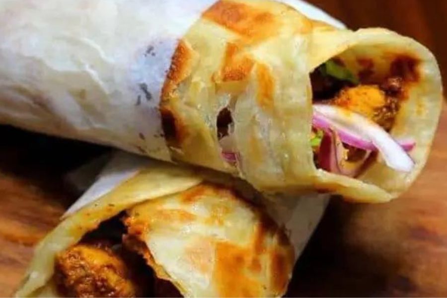 করিমস্: মোগলাই খানার এই দোকানটি বিরিয়ানির পাশাপাশি কাঠি রোলের জন্য সমাদৃত। 