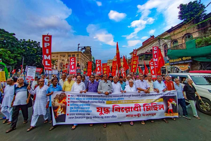 শহরে বাম দলগুলির যুদ্ধ - বিরোধী মিছিল ও সভা।