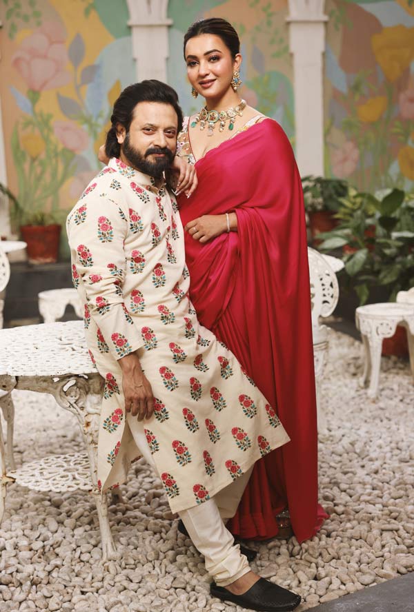 এই সাজে এসেই তড়িঘড়ি কাছে টেনেছেন নায়িকাকে! যেন চোখে হারাচ্ছেন। পাছে কৌশানী বেহাত হয়ে যান?