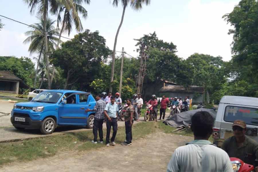 সোমবার এলাকায় সাদা পোশাকে পুলিশ।