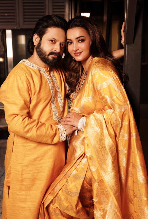 অষ্টমী মানেই মহাসাজ। সব আলো যেন তাদের ঘিরে থাকে... এমন মন নিয়ে সাজবদল দু’জনের। কৌশানী উজ্জ্বল হয়ে উঠলেন হলুদ কাতান সিল্ক শাড়িতে। শিবপ্রসাদ সঙ্গত করলেন তসরের হলুদ পাঞ্জাবি, ধুতিতে।