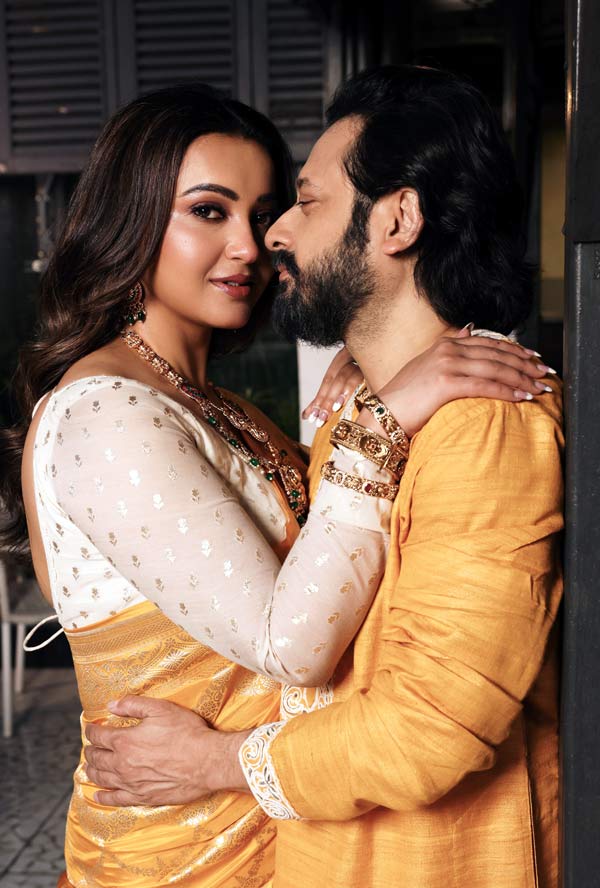 নতুন সাজে ক্যামেরার সামনে এসে দু’জনেই হারিয়ে গেলেন একে অন্যের চোখে। ‘বিক্রম’-এর হাত ‘ঝিমলি’-এর কোমরে। ঘোর লাগা স্বরে শিবপ্রসাদ খুনসুটি, ‘‘তুমি কি আরও এক বার গালে ঠোঁট ছোঁয়াবে?’’ শুনেই টকটকে লাল কৌশানী!