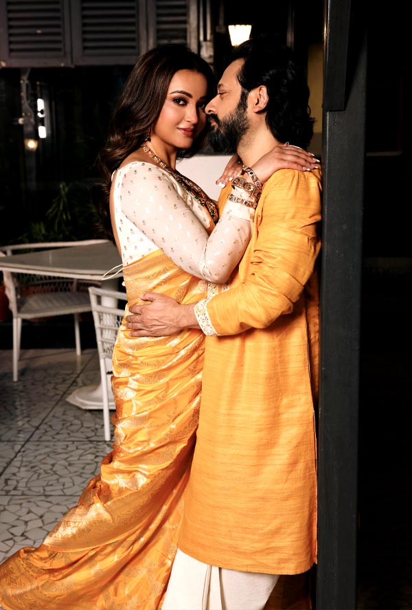 কপট রাগে নায়ককে ঠেলে দূরে সরানোর চেষ্টা। কিন্তু এত সহজে কি বাঁধন ছাড়ানো যায়?