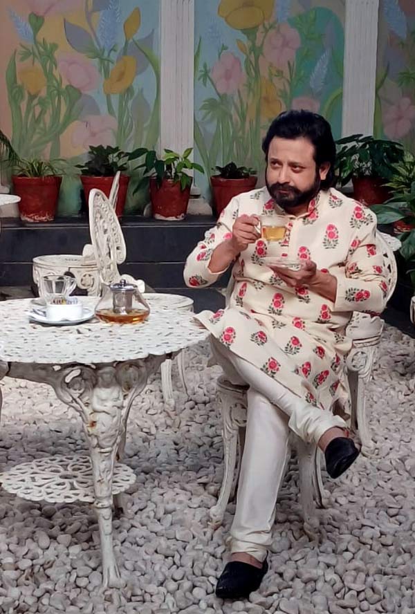 অবসরে চায়ে চুমুক শিবপ্রসাদের। নায়িকাকে চোখে হারাচ্ছেন? জবাব এল, ‘‘মা, ‘আজ বসন্তের গায়ে হলুদ’ দেখে স্ত্রীকে ডেকে বলেছে, ‘ছেলেকে বাড়ি থেকে বের করে দে।’’’ শুনে দুষ্টু হেসে নায়িকার প্রশ্ন, ‘‘কবে ঘরে তুলছ?’’