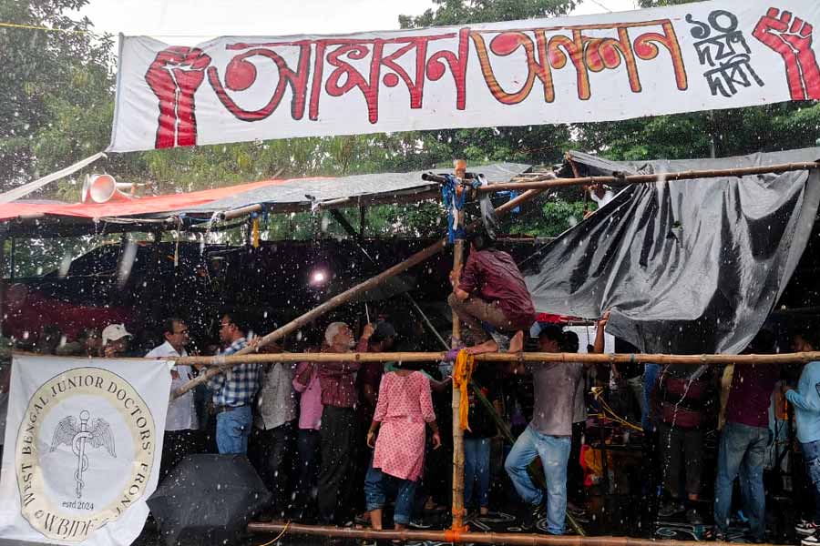 বৃষ্টিতে ছিঁড়ে গিয়েছে জুনিয়র ডাক্তারদের অনশনমঞ্চের ত্রিপল। ছবি: রিঙ্কি মজুমদার।