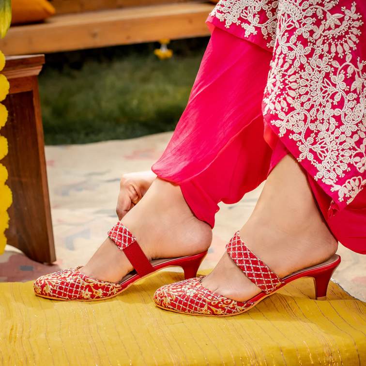 পুজোর দিনে, বিশেষত অষ্টমী ও নবমীতে বাঙালি মেয়েরা শাড়ি পরতেই ভালবাসে বেশি। সাধারণত শাড়ির সঙ্গে হালকা হিল দেওয়া জুতো বা ফ্ল্যাট জুতো বেশি মানায়।