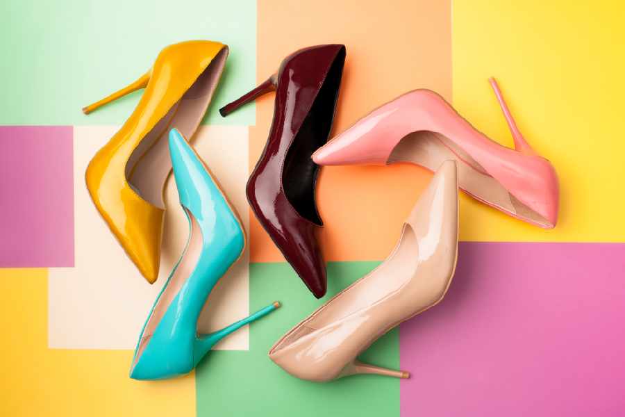 সাবেক সাজের সঙ্গে সাধারণত স্যান্ডেল বা হিল দেওয়া জুতো ভাল দেখায়। পশ্চিমি বা ফিুশন সাজের জন্য তোলা থাক স্টিলেটোজ়, বুটজুতো বা স্নিকার্স।