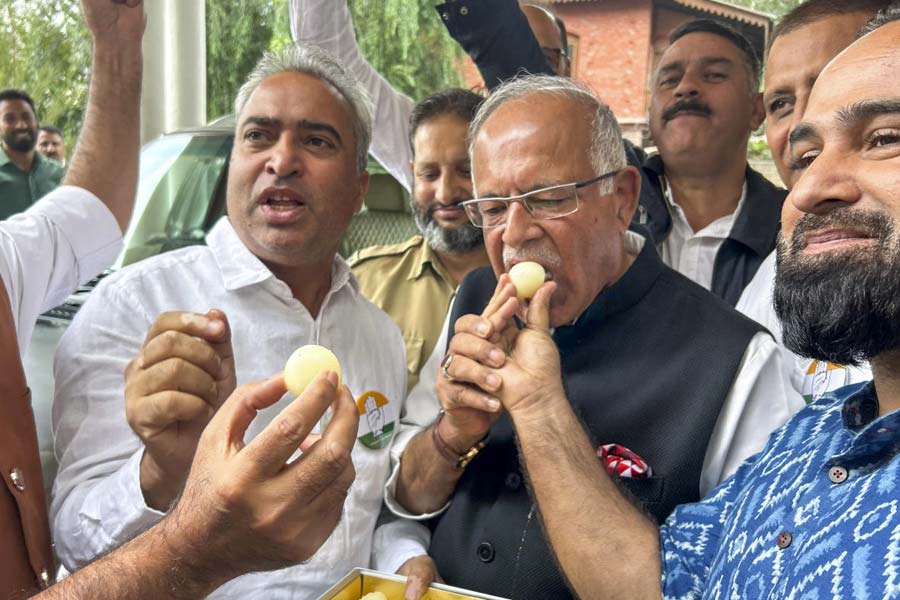 চলছে ভোটগণনা। জয়ের ইঙ্গিত পেতেই একে অপরকে মিষ্টিমুখ করাচ্ছেন কংগ্রেসের কর্মী-সমর্থকেরা। 