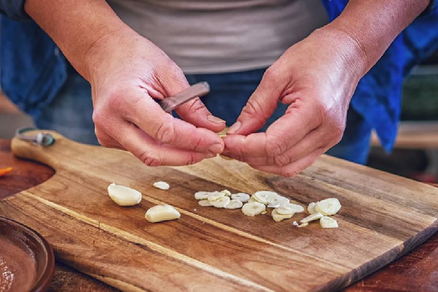 অথবা একটি পাত্রে খানিক জল নিয়ে ফুটতে দিন। তাতে এক কোয়া রসুনের কুচি ফেলে দিন। ফুটে গেলে সেই জলটি রাতেই কমোডে ফেলে রেখে দিন। সকালে উঠে ফ্লাশ করে নিন।