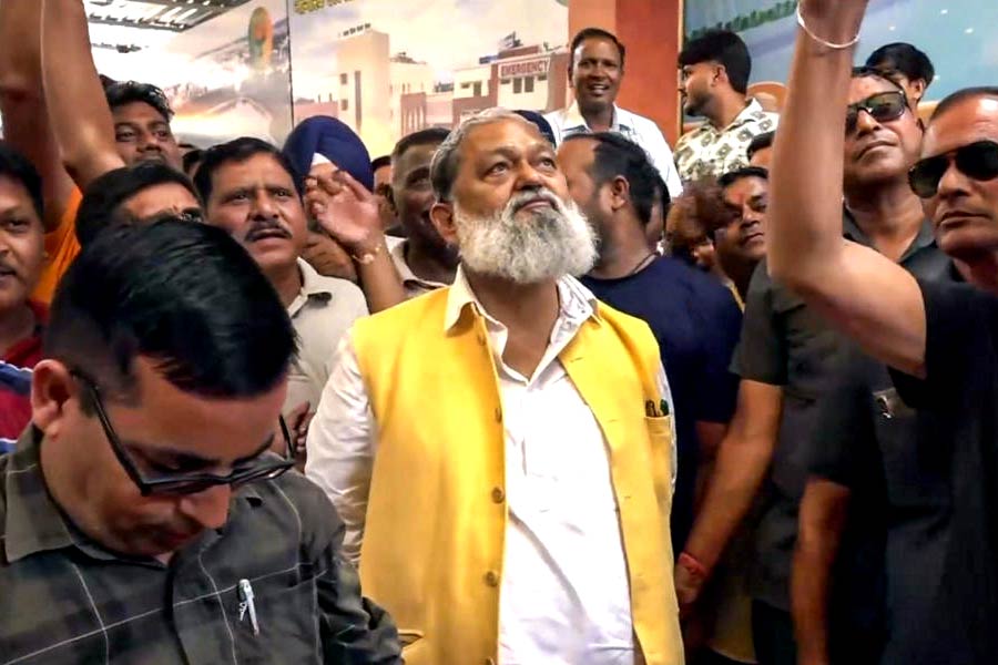 অম্বালা ক্যান্টনমেন্টে দলীয় কর্মী-সমর্থকদের সঙ্গে গণনার স্ক্রিনে নজর বিজেপি প্রার্থী অনিল ভিজের।