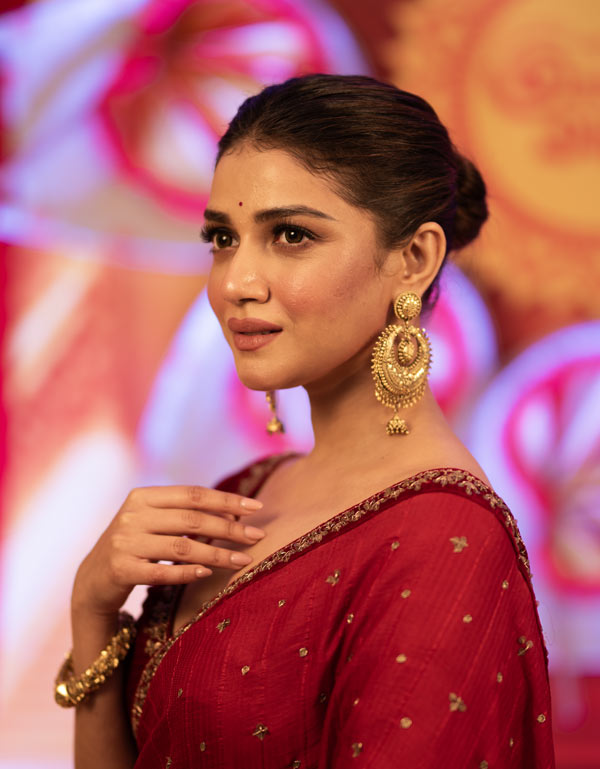 Ritabhari Chakraborty, Swastika Mukherjee and other actors share Durga Puja 2024 look from Sasthi to Dashami 