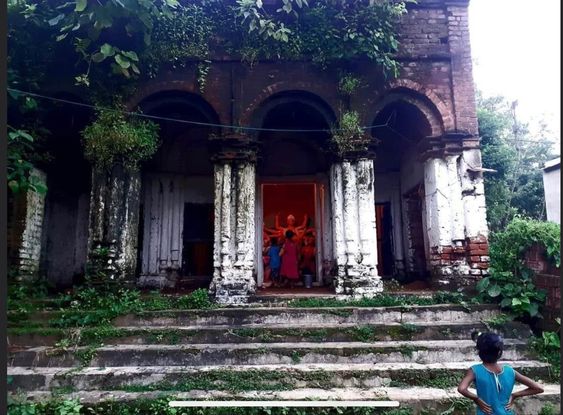 মা দুর্গার মন্দির এখানে কেউ প্রতিষ্ঠা করেনি। দুর্গার থান আবিষ্কার করেন গ্রামবাসীরাই।