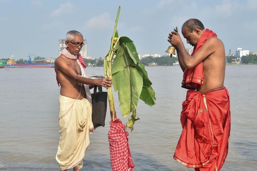 এই নয় দেবী একত্রে ‘নবপত্রিকাবাসিনী নবদুর্গা’ নামে পুজিত হয়। এই নবপত্রিকাবাসিনী নব দুর্গার মন্ত্র হল ‘নবপত্রিকাবাসিন্যৈ নবদুর্গায়ৈ নমঃ’।