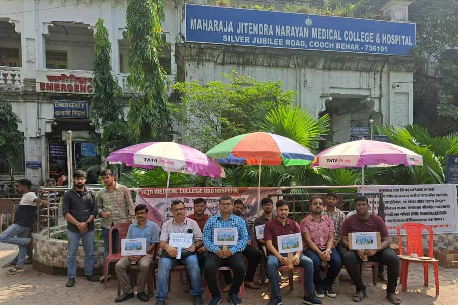 কোচবিহারে এমজেএন মেডিক্যাল কলেজ ও হাসপাতালে প্রতীকী অনশন করছেন জুনিয়র এবং সিনিয়র ডাক্তারেরা।