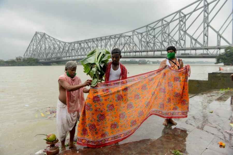 নবপত্রিকা মণ্ডপে আনার পর  দেবীকে মহাস্নান করানো হয়। এর পরে বাকি দিনগুলিতে নবপত্রিকা বাকি দেবদেবীদের সঙ্গেই পূজিত হতে থাকে।