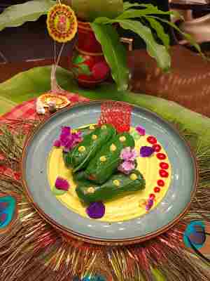 কলাপাতায় মোড়া গন্ধরাজ চিকেন।