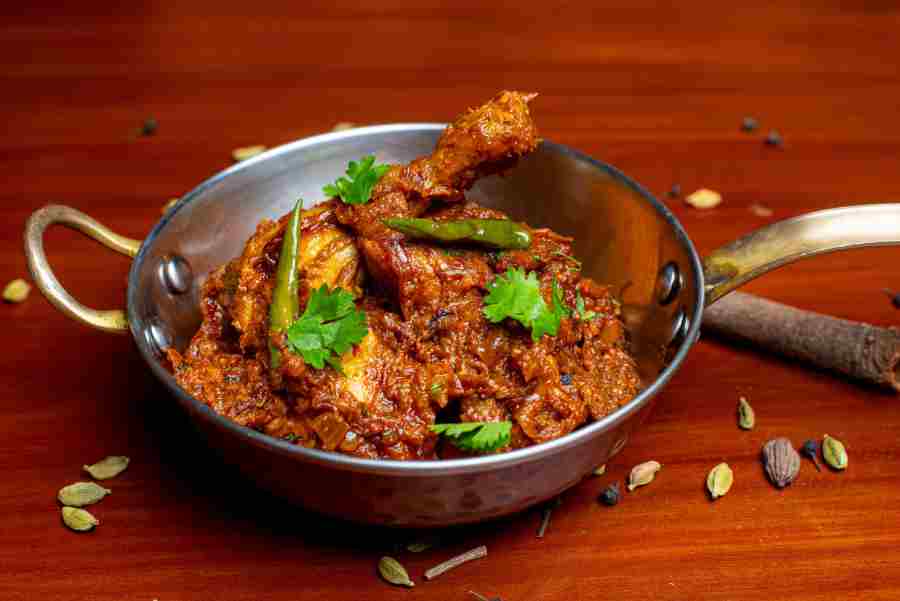 কাঁচালঙ্কা ধনেপাতা বাটার মুরগি।