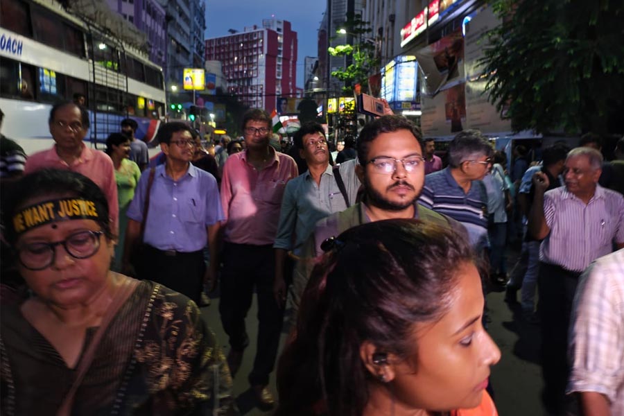 মিছিলে হাঁটছেন ডাক্তাররা। নিজস্ব চিত্র।