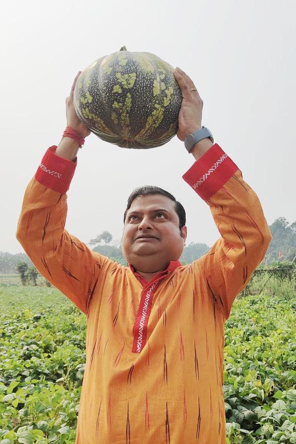 বিশ্বনাথ এবং তাঁর প্রিয় কুমড়ো।