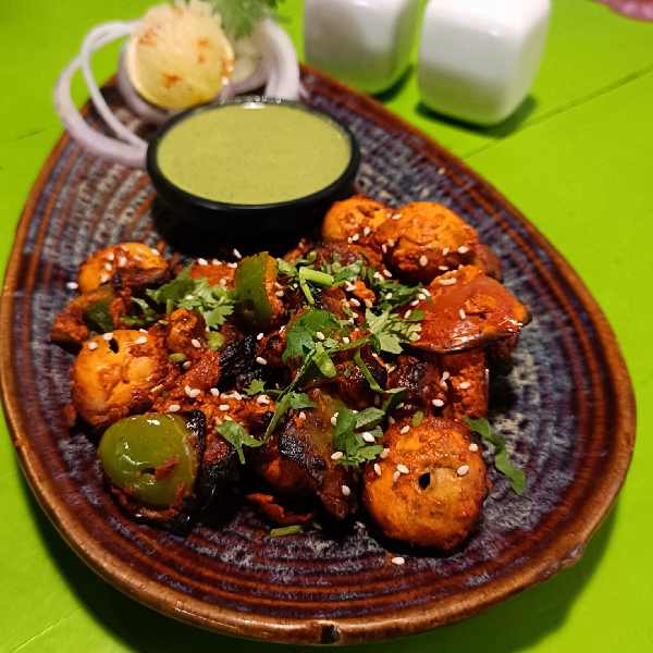 পুজো উপলক্ষে দ্য বিরিয়ানি ক্যান্টিন নিয়ে এসেছে আমিষ ও নিরামিষ ব্যুফে মেনু। 