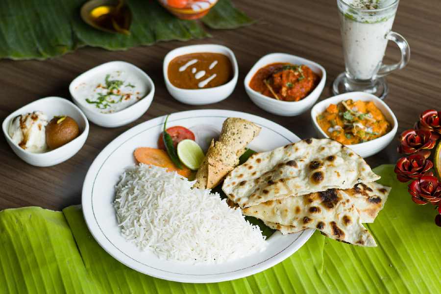 পুজোয় খাঁটি উত্তর ভারতীয় খাবার চেখে দেখতে হলে আপনাকে ঢুঁ মারতে হবে পার্ক স্ট্রিটের মোতি মহল ডিলাক্সে।