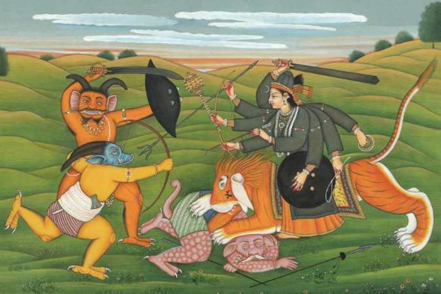 সন্ধিপুজোয় দেবী দুর্গাকে পুজো করা হয় চামুণ্ডা রূপে। পুরাণ মতে, দুর্গা যখন মহিষাসুরের সঙ্গে যুদ্ধ করছিলেন, তখন তাঁকে আক্রমণ করে দুই অসুর চণ্ড ও মুণ্ড।  চণ্ড ও মুণ্ডকে যে সন্ধিক্ষণে দেবী বধ করেছিলেন, তারই স্মরণে এই সন্ধি পুজোর আয়োজন। 