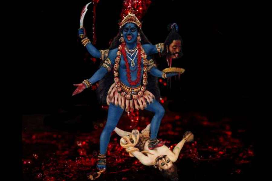 পুরাণ অনুযায়ী, সন্ধিপুজোর লগ্নে দেবী কালিকার জন্ম হয়েছিল দেবী অম্বিকার তৃতীয় নয়ন থেকে। যুদ্ধের সময়ে রক্তবীজ অসুরের সমস্ত রক্ত পান করে নেন দেবী কালিকা।