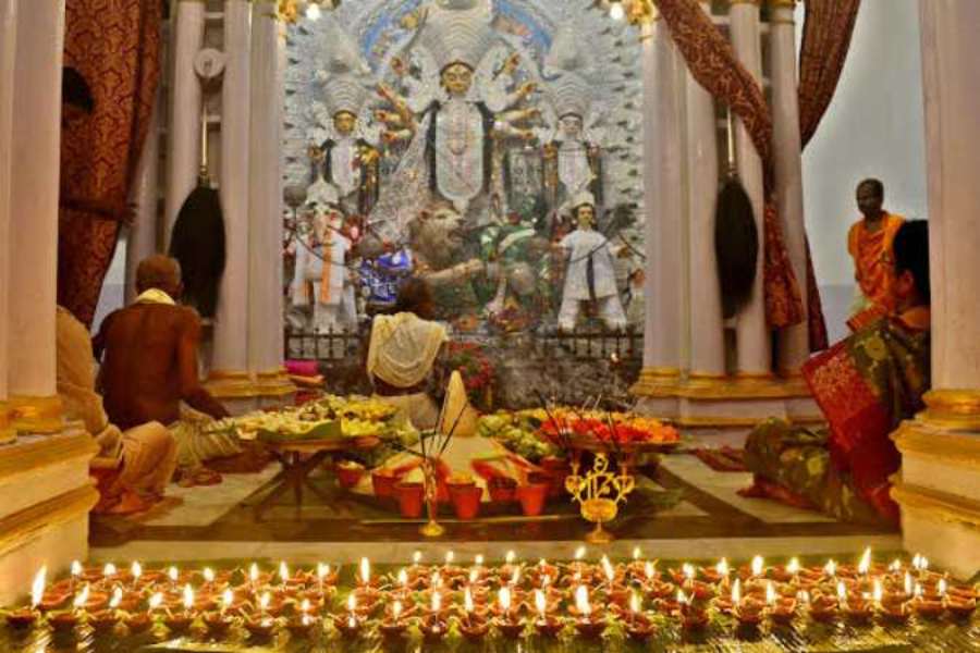 সন্ধিপুজোর শেষ পর্যায়, অর্থাৎ শেষ ২৪ মিনিটে বলিদান হয়। অনেক জায়গায় ছাগল বলি আবার কিছু কিছু জায়গায় আঁখ, চালকুমড়ো, কলা প্রভৃতি বলি দেওয়া হয়।    এ বছর সন্ধিপুজোর সময় বেলা ১১.৪৩ মিনিট থেকে দুপুর ১২.৩১ মিনিট।