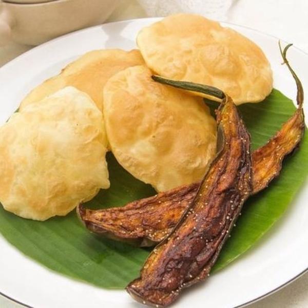  লুচির সঙ্গে অম্বরীশের চাই, লম্বা ফালি করে কাটা বেগুনভাজা, তার উপরে একটু পোস্ত ছড়ানো।