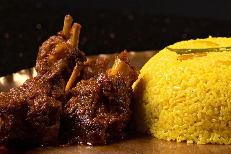 কষা মাংস আর কাজু-কিশমিশ ছড়ানো বাঙালি পোলাও।