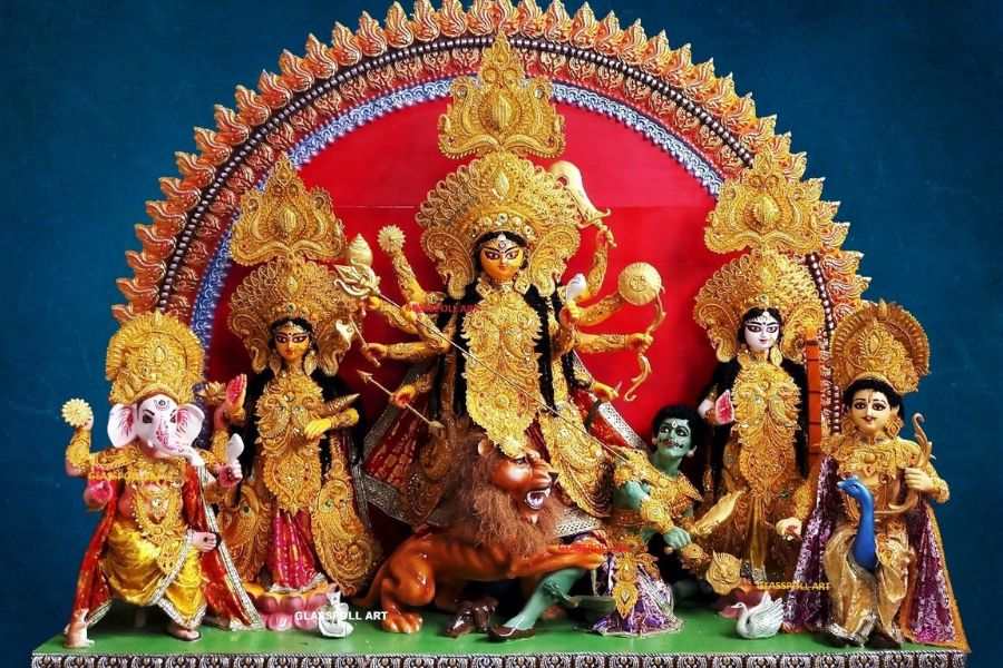 পুরাণ অনুযায়ী, অসুর হিরণ্যাক্ষরের বংশধর ছিলেন দুর্গম অসুর। এই দুর্গম অসুর প্রবল তপস্যা করে ব্রহ্মার কাছে বর পান যে সে কোনও পুরুষ দ্বারা অবধ্য। 