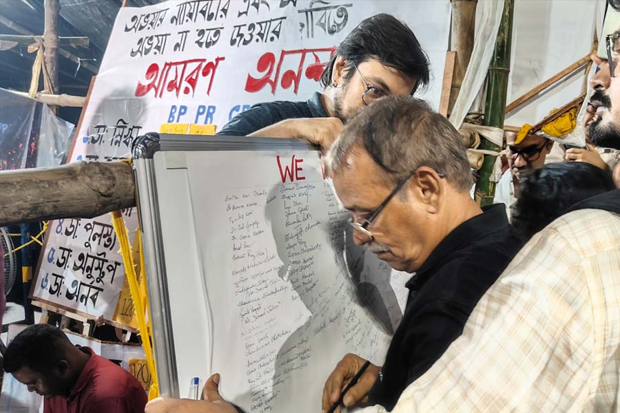 অনশনমঞ্চে চলছে গণস্বাক্ষর । ছবি: আনন্দবাজার অনলাইন