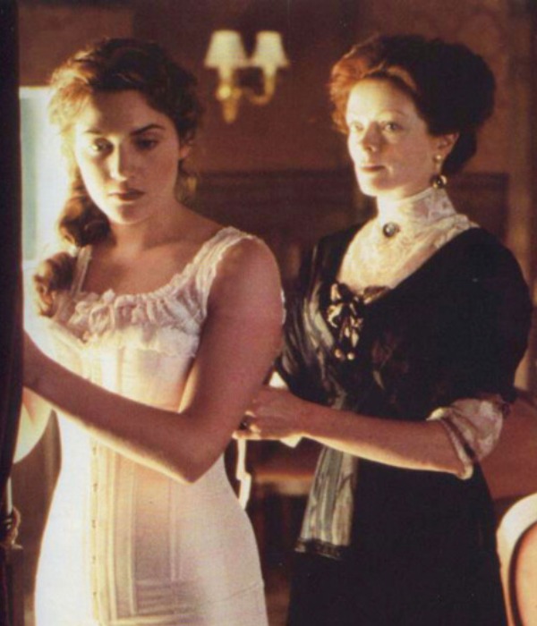  ‘টাইটানিক’ ছবির দৃশ্যে কেট উইন্সলেটের চরিত্রকে  আয়নার সামনে দাঁড় করিয়ে করসেট বেঁধে দিচ্ছিলেন তার মা। 