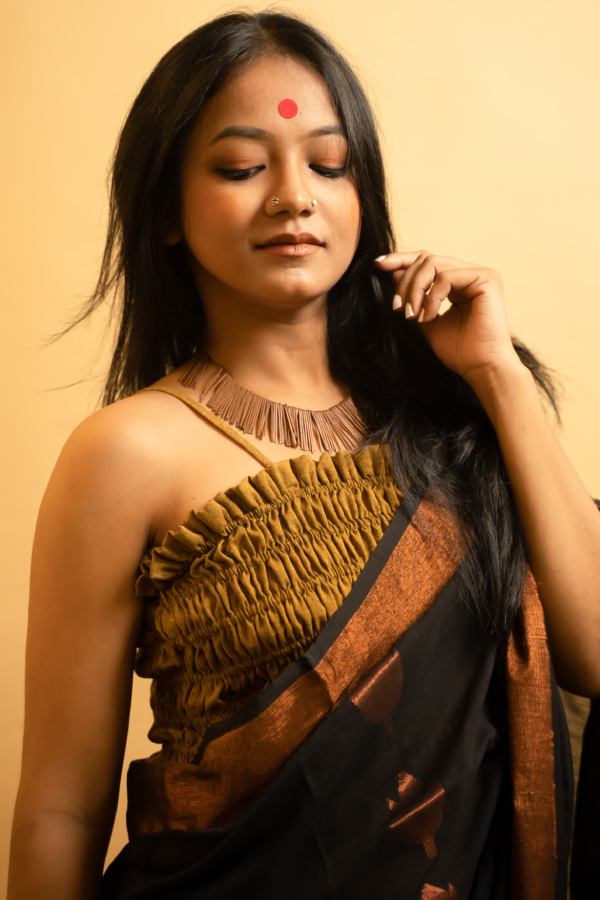 সোহাগের করসেট ব্লাউজ়ে রোশনি সরকার। 