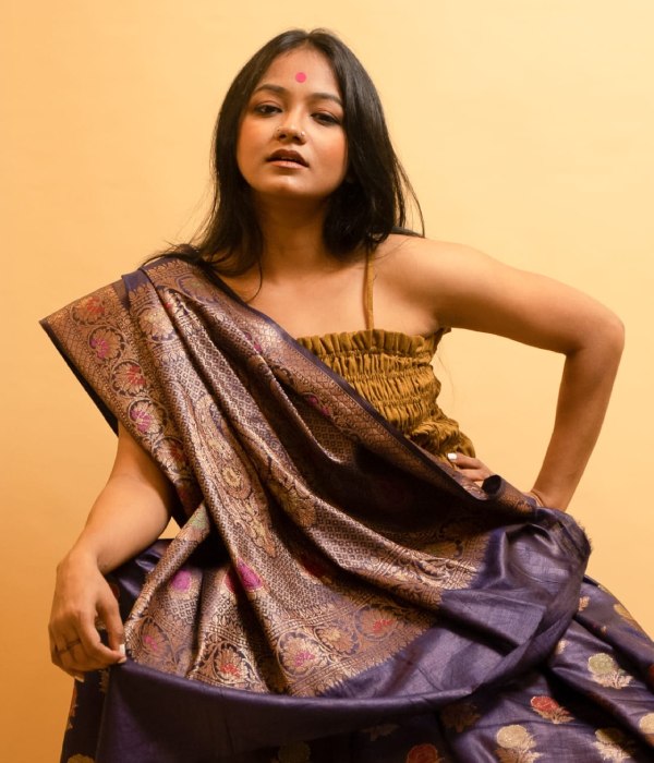 এই ধরনের ব্লাউজ়ের সুবিধা হল, যে কোনও পোশাকের সঙ্গেই বেশ মানিয়ে যায়।