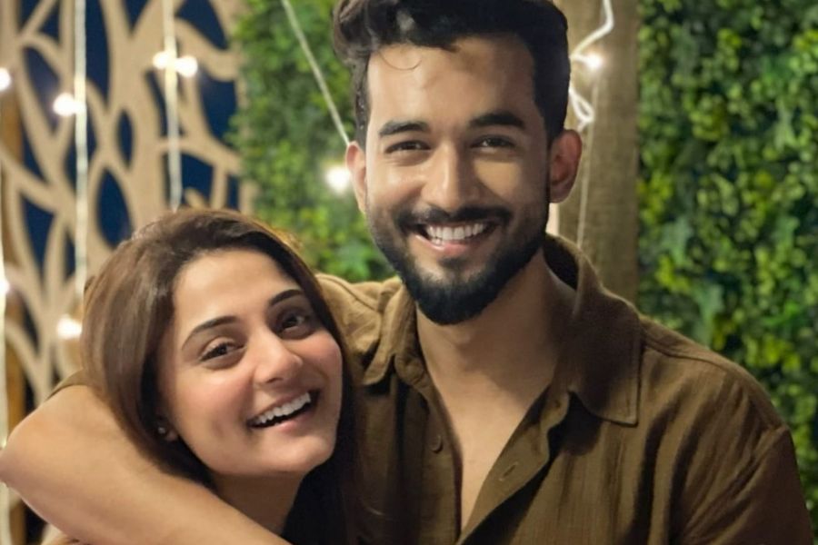 গত শুক্রবার, ৪ অক্টোবর আইনি বিয়ে সেরেছেন ছোট পর্দার পরিচিত মুখ প্রিয়াঙ্কা মিত্র। পাত্র ছোট পর্দারই আর এক জনপ্রিয় অভিনেতা শুভ্রজিৎ সাহা।