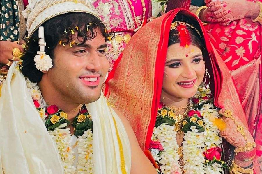 সেই মতোই হই হই করে শুরু হয়ে যায় বিয়ের প্রস্তুতি। মেহেন্দি অনুষ্ঠানের পাট চুকিয়ে গত ৩ অক্টোবর বিয়ের পিঁড়িতে বসেন রূপসা এবং সায়নদীপ।