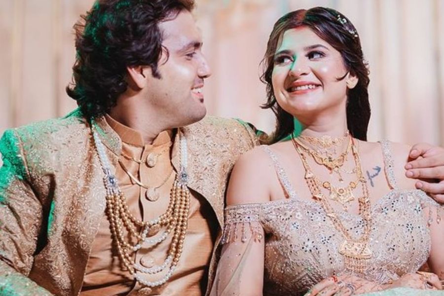 রবিবার, ৬ অক্টোবর ছিল দু'জনের বৌভাতের অনুষ্ঠান। ঘিয়ে রঙের ঝলমলে পশ্চিমি পোশাকের সঙ্গে গলাভর্তি সোনার অলঙ্কারে সেজে উঠেছিলেন রূপসা। রংমিলান্তি শেরওয়ানিতে নজর কেড়েছিলেন বর সায়নদীপও।