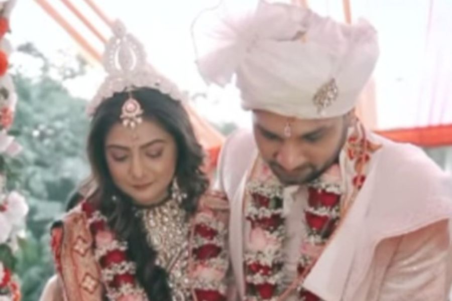 বাঙালি নয়, অবাঙালি মতে বিয়ে হল ‘খেলাঘর’ ধারাবাহিকের 'পূর্ণা'র। পাত্রও কি টেলিভিশন জগতের কেউ? না, স্বীকৃতির স্বামী অভিনেতা নন। নাম তাঁর রাহুল।