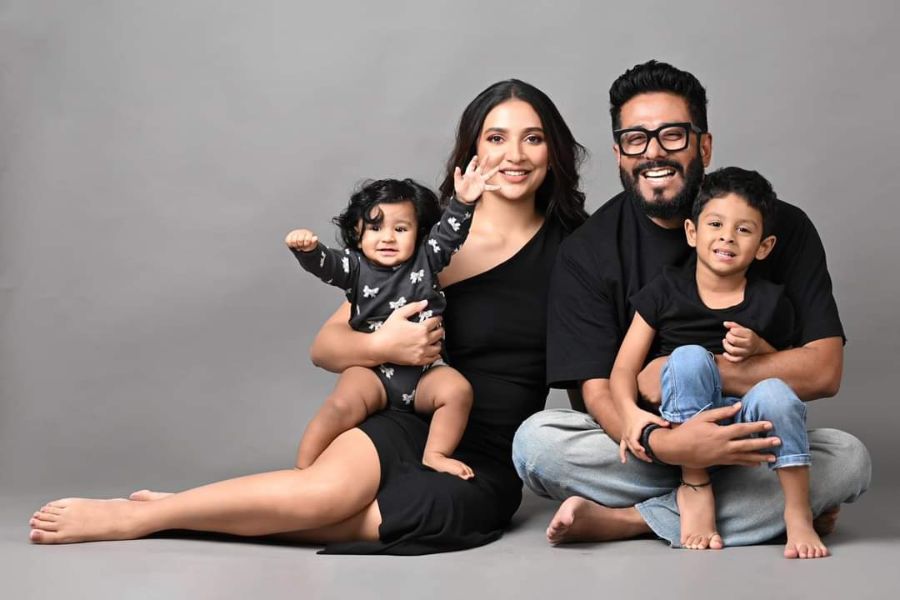 গত বছর নভেম্বরের শেষের দিকে রাজ-শুভশ্রীর কোলে আসে তাঁদের দ্বিতীয় সন্তান, মেয়ে ইয়ালিনি। ২০২০ সালের সেপ্টেম্বরে প্রথম সন্তান ইউভানের জন্ম দিয়েছিলেন অভিনেত্রী। পুত্র এবং কন্যাকে একসঙ্গে নিয়ে এই প্রথম পুজো উপভোগ করতে চলেছেন তারকা যুগল।