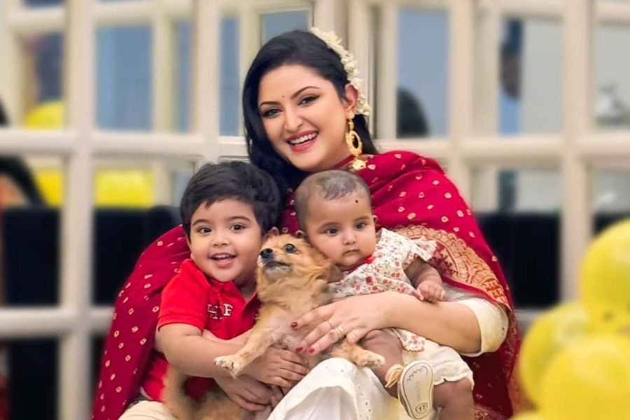 চলতি বছরই দ্বিতীয় বার মা হয়েছেন দুই বাংলার জনপ্রিয় নায়িকা পরীমণি। তবে এক দত্তক কন্যার। ২০২২ সালের অগস্ট মাসে কোলে আসে ছোট্ট পদ্ম। তার দুই বছরের মাথাতেই কন্যাসন্তান দত্তক নেন তিনি। বলাই যায়, দুই খুদেকে নিয়ে চলতি বছরের পুজো দারুণ কাটবে অভিনেত্রীর।