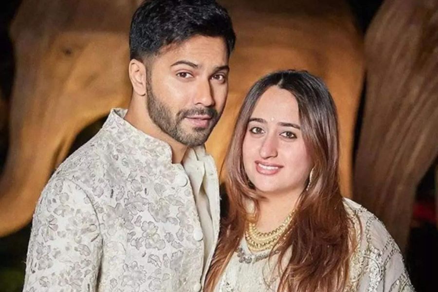 বিয়ের ৩ বছর পর বাবা হয়েছেন বরুণ ধাওয়ান। স্ত্রী নাতাশার কোলে এসেছে ফুটফুটে কন্যা সন্তান। এক সময়ের 'স্টুডেন্ট' এখন বাবার ভূমিকায়! দায়িত্বের সঙ্গে বেড়েছে আনন্দের রেশও। এই বছরের উৎসব যে আনন্দে কাটবে, তা বলা যায়।