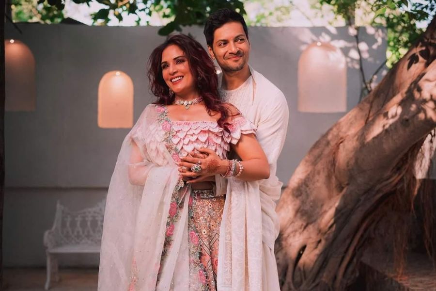 এ বছর জুলাই মাসে মা হন অভিনেত্রী রিচা চড্ডা। তাঁর এবং স্বামী আলি ফজলের সংসারে এসেছে নতুন সদস্য। কন্যাসন্তানের জন্ম দিয়েছেন অভিনেত্রী। বলাই বাহুল্য, সন্তানের জন্মের পর দুই তারকার প্রথম নবরাত্রি। কোনও বিশেষ পরিকল্পনা? সবটাই ক্রমশ প্রকাশ্য।