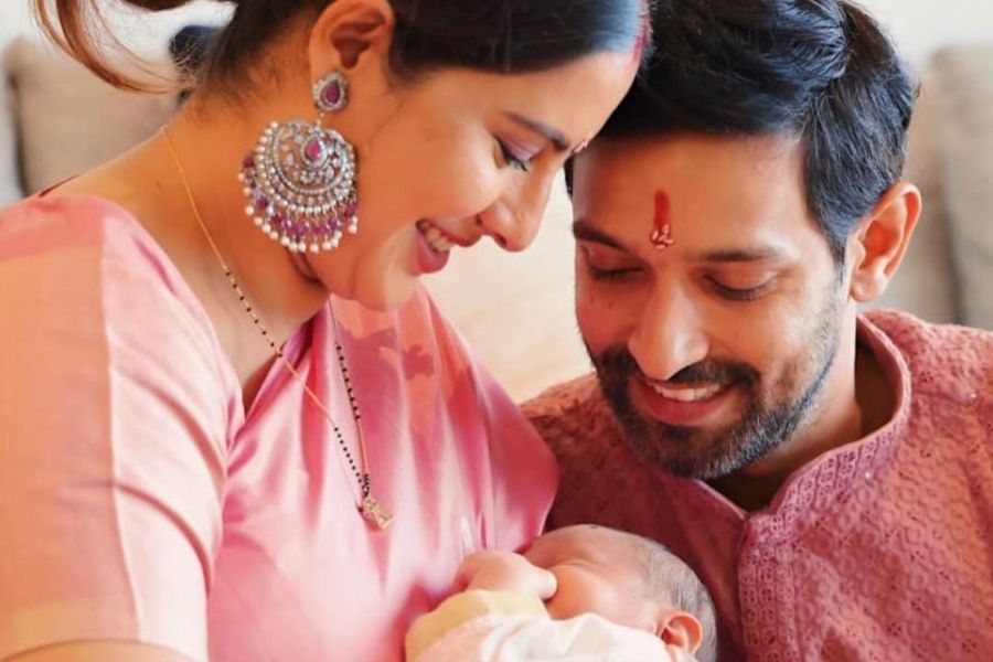 অন্য দিকে, চলতি বছরের উৎসব মাস গুরুত্বপূর্ণ ‘টুয়েলভ্‌থ ফেল’ মনোজের কাছেও! হ্যাঁ, কথা হচ্ছে বিক্রান্ত ম্যাসিকে নিয়েই। তিনি এবং তাঁর স্ত্রী, অভিনেত্রী শীতল ঠাকুরের কোল আলো করে এসেছে পুত্রসন্তান।