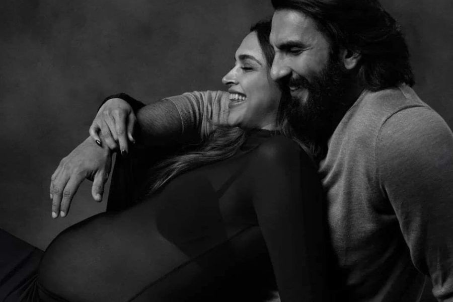 গত মাস থেকেই বদলে গিয়েছে দীপিকার জীবনও। বেড়েছে পরিবার। বেড়েছে দায়িত্বও। গণেশ চতুর্থীর পরের দিনই রণবীর-দীপিকার সংসারে এসেছে লক্ষ্মী। মা হয়েছেন অভিনেত্রী। কেমন কাটবে এই বছরের উৎসবের মরসুম? জানতে মুখিয়ে অনুরাগীরা।