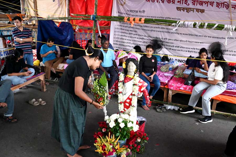 ধর্মতলায় জুনিয়র ডাক্তারদের অনশনমঞ্চের সামনের দৃশ্য।