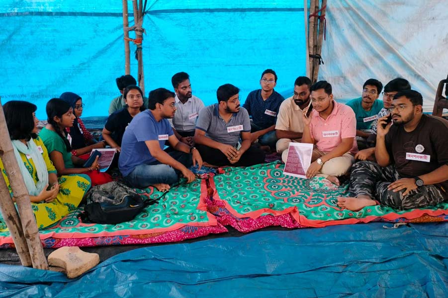 মঙ্গলবার প্রতীকী অনশন পালন করলেন বাঁকুড়া সম্মিলনী মেডিক্যাল কলেজের জুনিয়ার চিকিৎসকেরা।