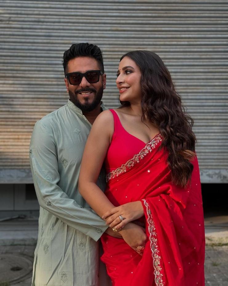 ক্যামেরার দিকে তাকিয়ে রাজ চক্রবর্তী। কিন্তু শুভশ্রীর দৃষ্টি জুড়ে তখন এক জনই। ছেলের পর এবার কোলে কন্যা সন্তান। রাজ-শুভশ্রীর এই বছরের পুজোটা একটু বেশিই আনন্দের। সেই আনন্দের রেশই যেন চোখে পড়ল দু'জনের ছবির ফ্রেমেও। 