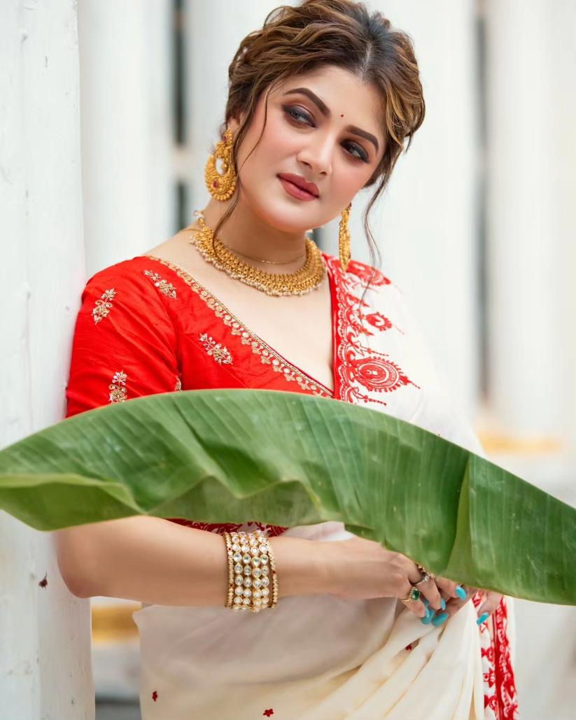 পরনে সাদা লাল পাড় শাড়ি, সাবেকি সাজে বাঙালিরা বরাবরই নজরকাড়া। তবে এ দিন শ্রাবন্তীর সাজে ছিল আভিজাত্যের ছোঁয়াও। 