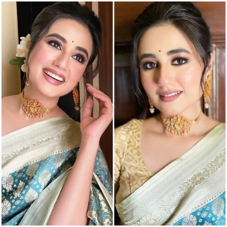 পুজো মানেই ট্র্যাডিশনাল লুক তো বনতা হ্যায়! পঞ্চমীতেই নিজেকে সাজিয়ে তুলেছেন অভিনেত্রী স্বস্তিকা দত্তও। নীল বেনারসির সঙ্গে সোনালি নেকলেস এবং কানে বড় দুল। পরিমিত মেকআপেই অপরূপা স্বস্তিকা। 